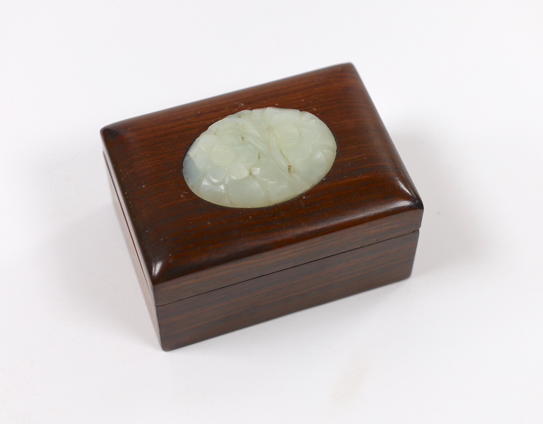 A Chinese bowenite jade mounted box, 10cm